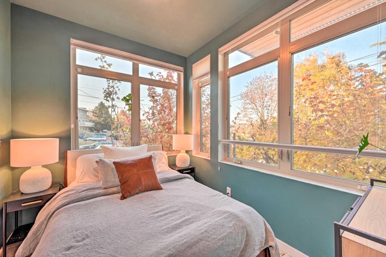 Holiday home Sleek With Rooftop Patio And Views!