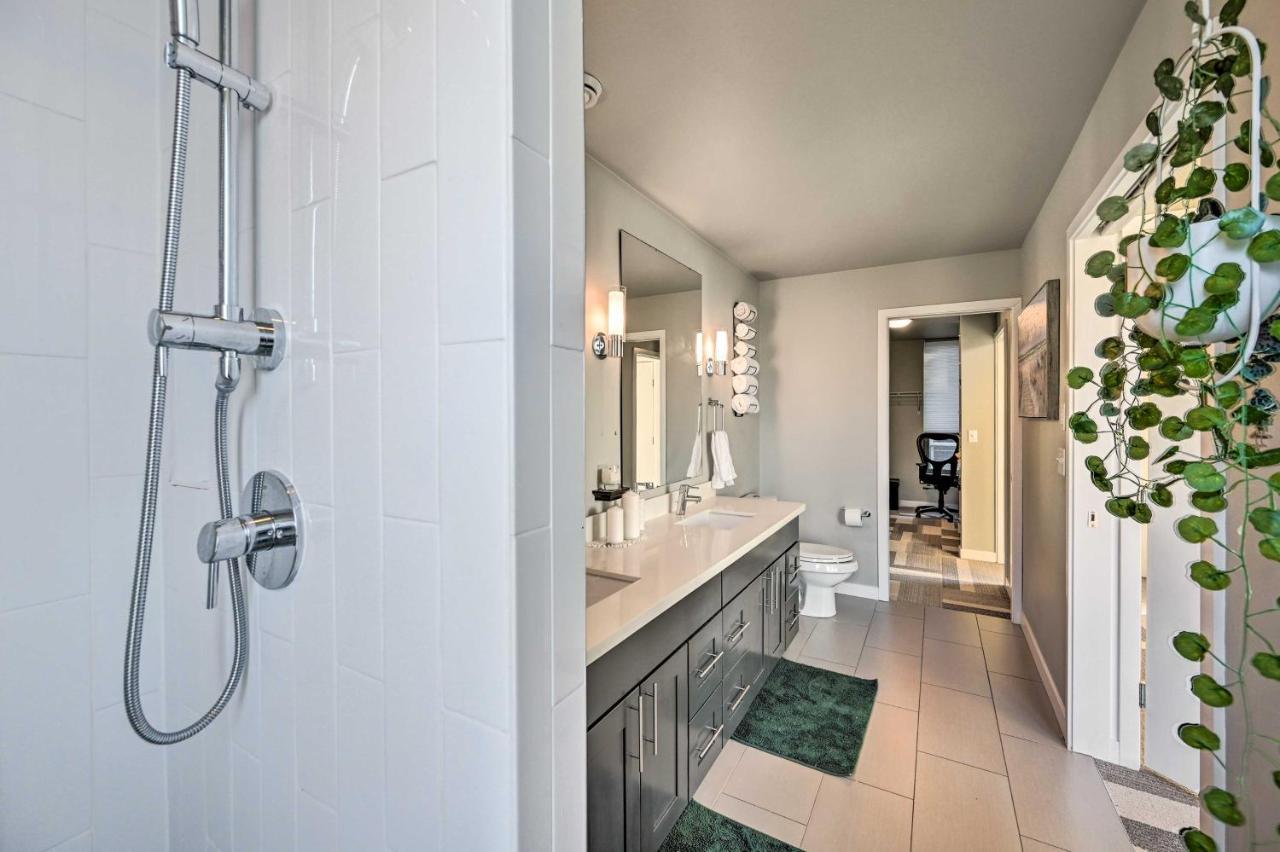 Sleek With Rooftop Patio And Views! * Seattle