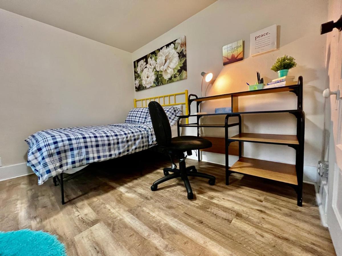 Private With Shared Bathroom Near Airport And Downtown *