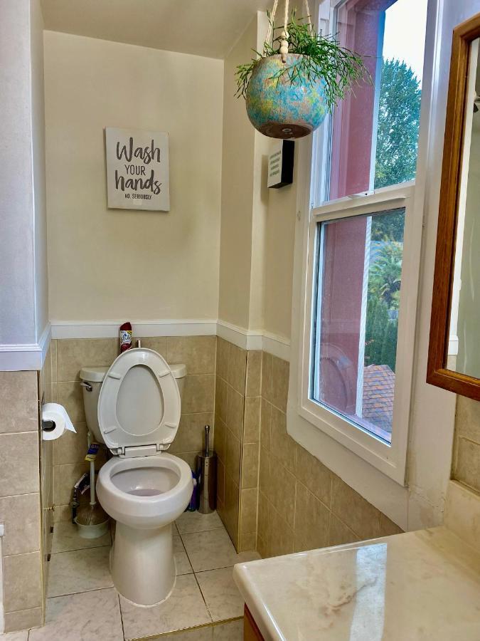 Homestay Private With Shared Bathroom Near Airport And Downtown