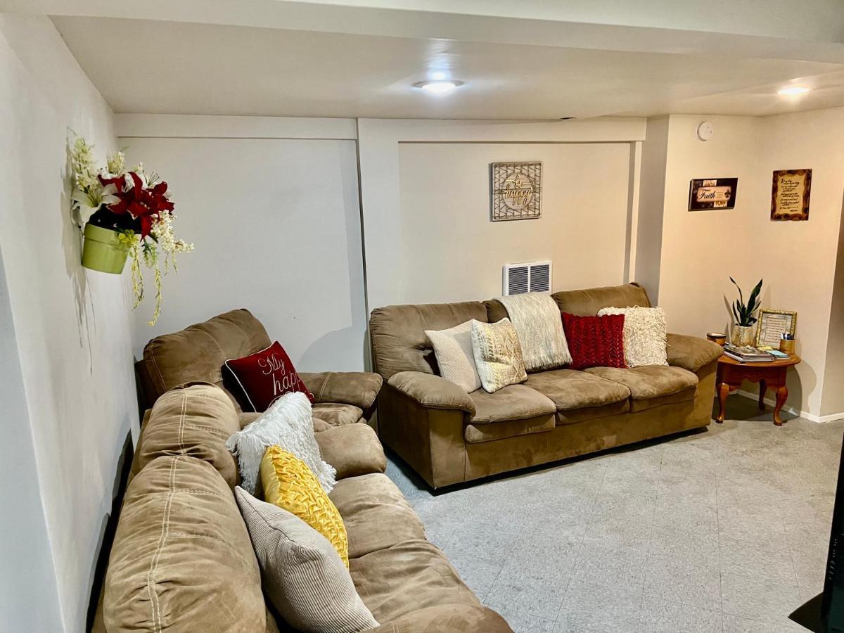 Homestay Private With Shared Bathroom Near Airport And Downtown