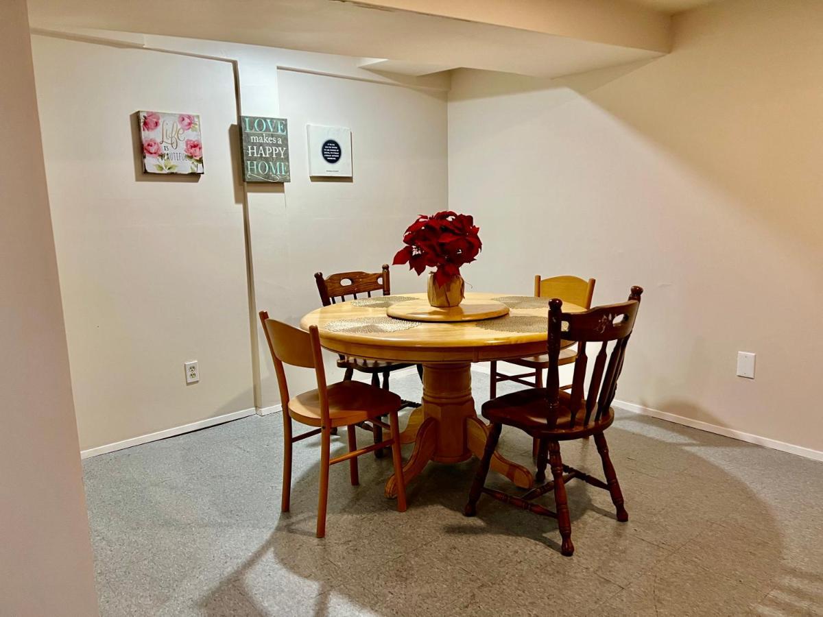 Homestay Private With Shared Bathroom Near Airport And Downtown *