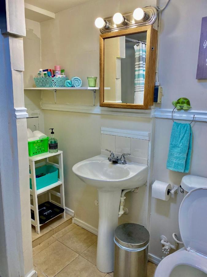 Homestay Private With Shared Bathroom Near Airport And Downtown