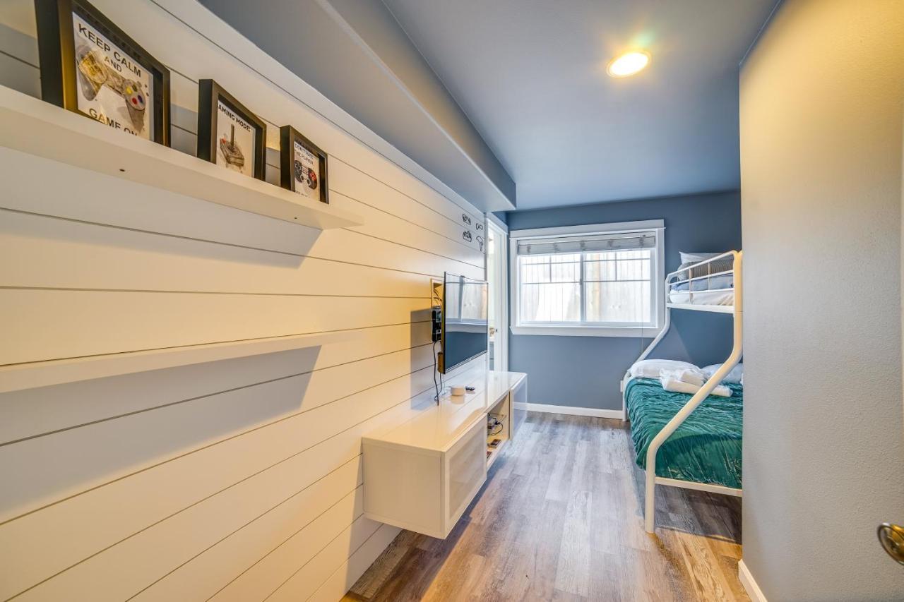 Holiday home Pet-friendly Townhome Less Than 1 Mile To Lake! Seattle