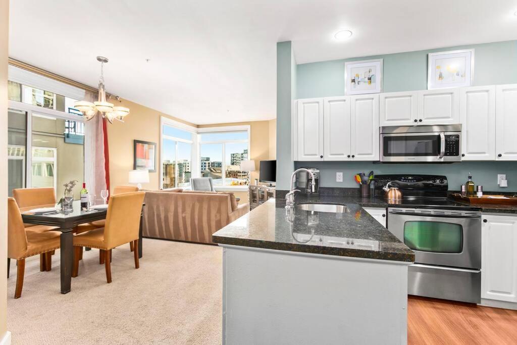 Corner Unit In The Middle Of It - 99 Walkscore Apartment *