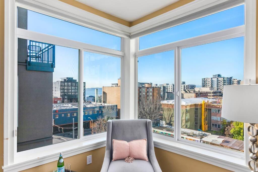 Corner Unit In The Middle Of It - 99 Walkscore Apartment