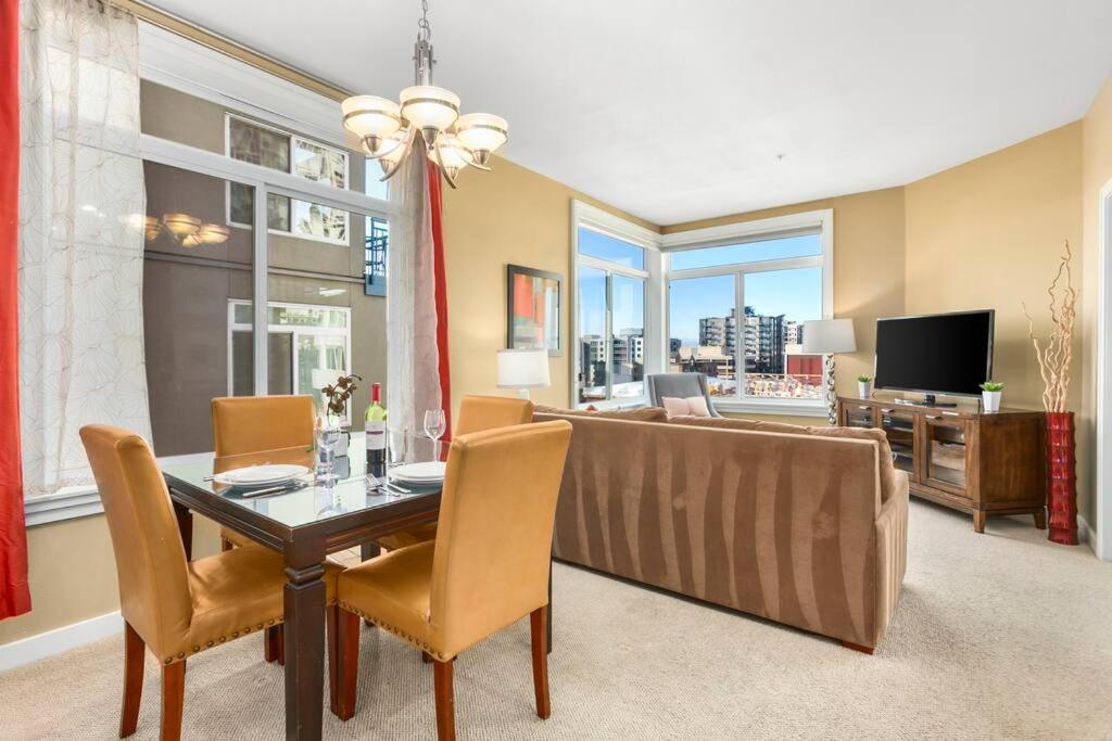 Corner Unit In The Middle Of It - 99 Walkscore Apartment *