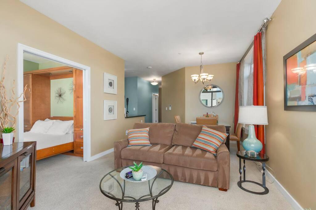 Corner Unit In The Middle Of It - 99 Walkscore Apartment