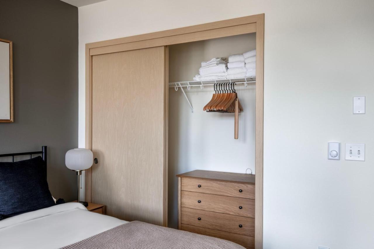Wallingford W Pets Wd Nr Dining Bars Sea-562 Seattle