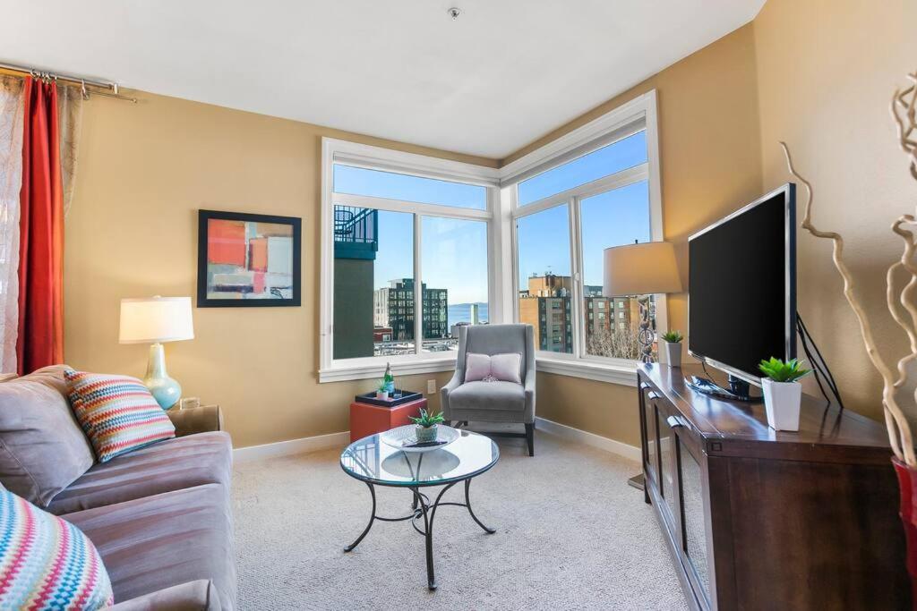 Apartment Corner Unit In The Middle Of It - 99 Walkscore