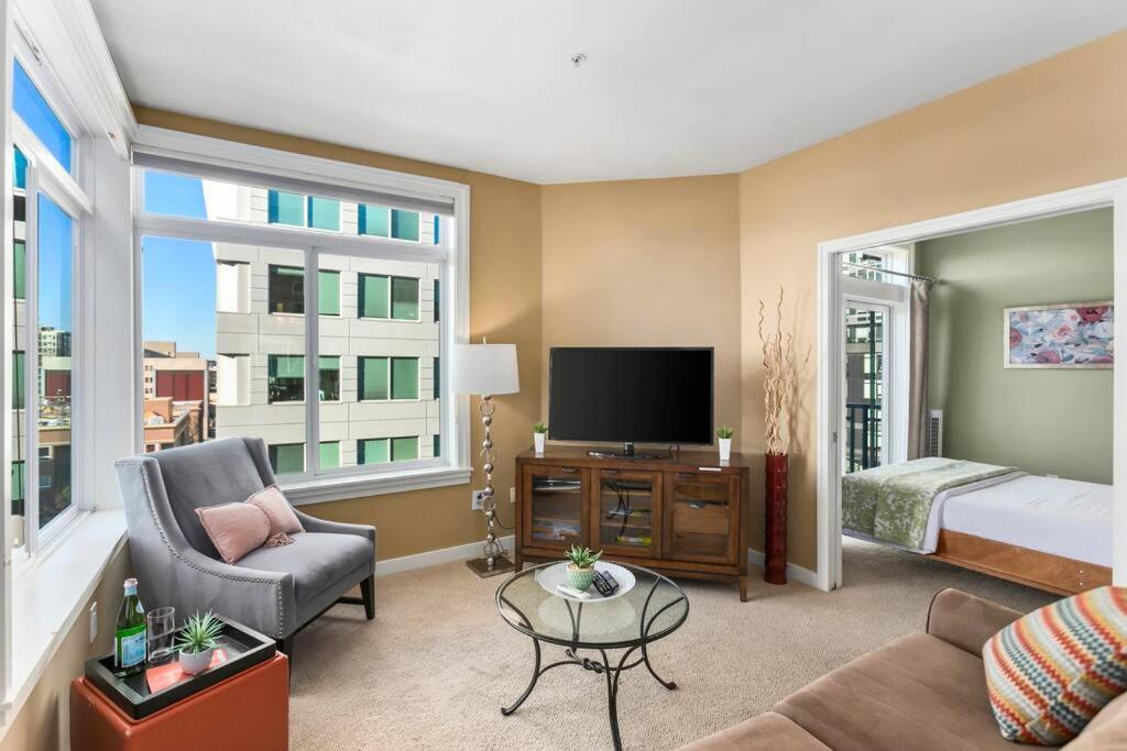 Apartment Corner Unit In The Middle Of It - 99 Walkscore *