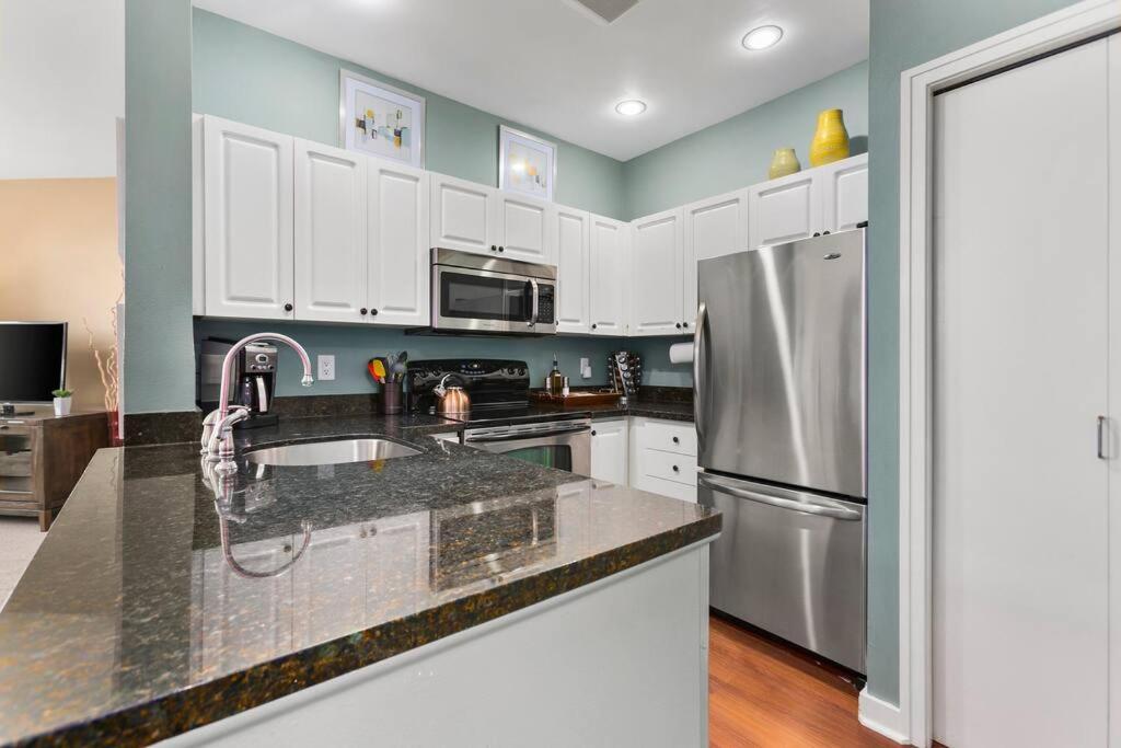 Corner Unit In The Middle Of It - 99 Walkscore Apartment