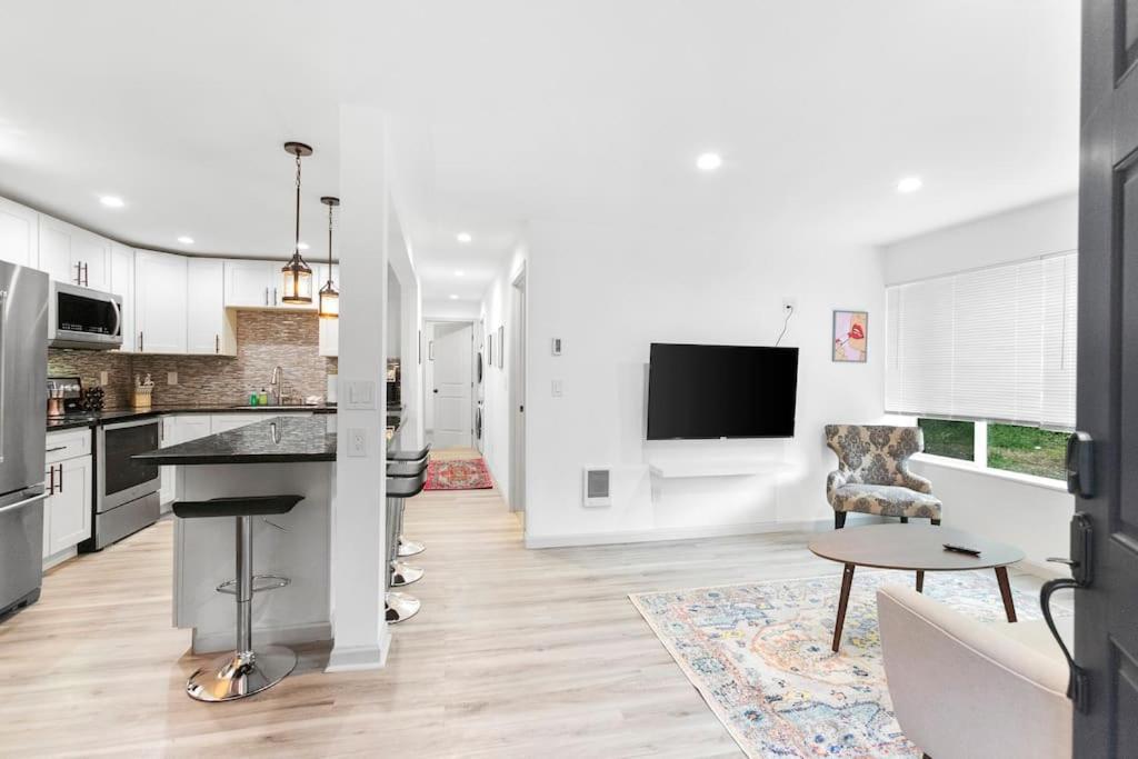 Hillside In - Updated And Well Appointed.