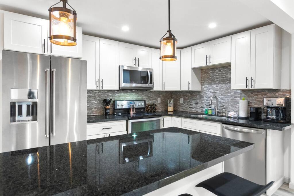 Hillside In - Updated And Well Appointed.