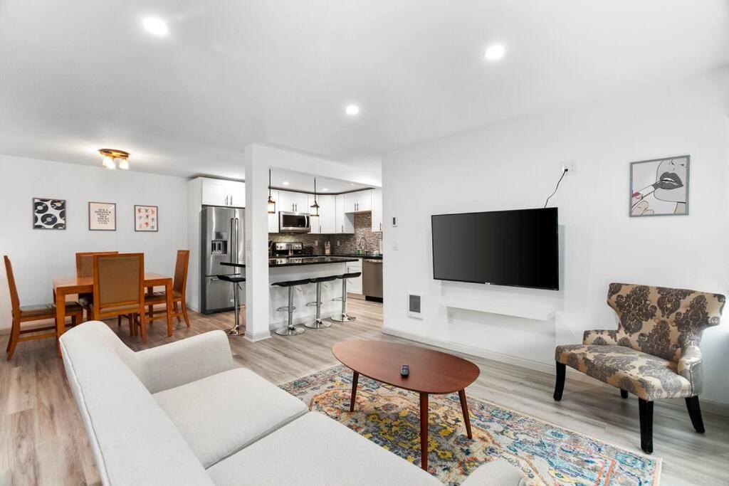 Hillside In - Updated And Well Appointed. Apartment