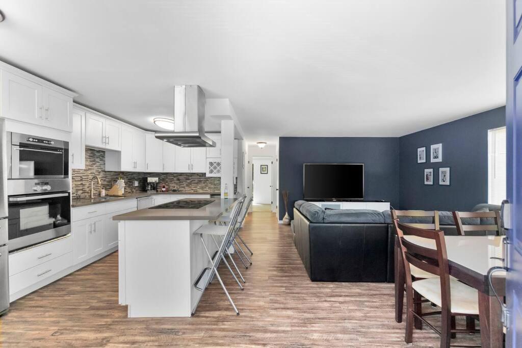 Epicurean Remodel In Location. Apartment Seattle
