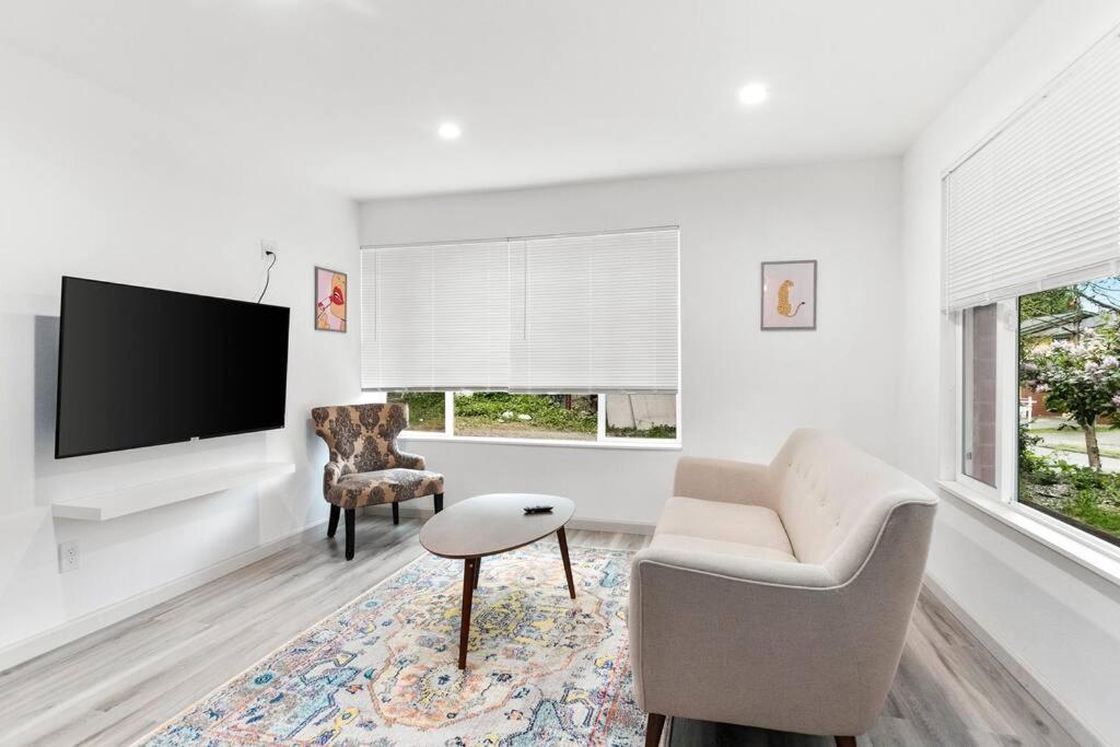 Hillside In - Updated And Well Appointed. *
