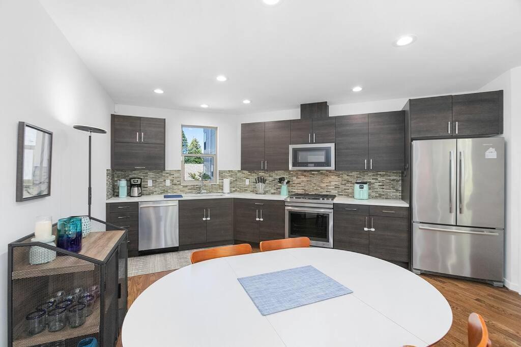 Apartment Golden Gardens Getaway-walk To & Waterfront *