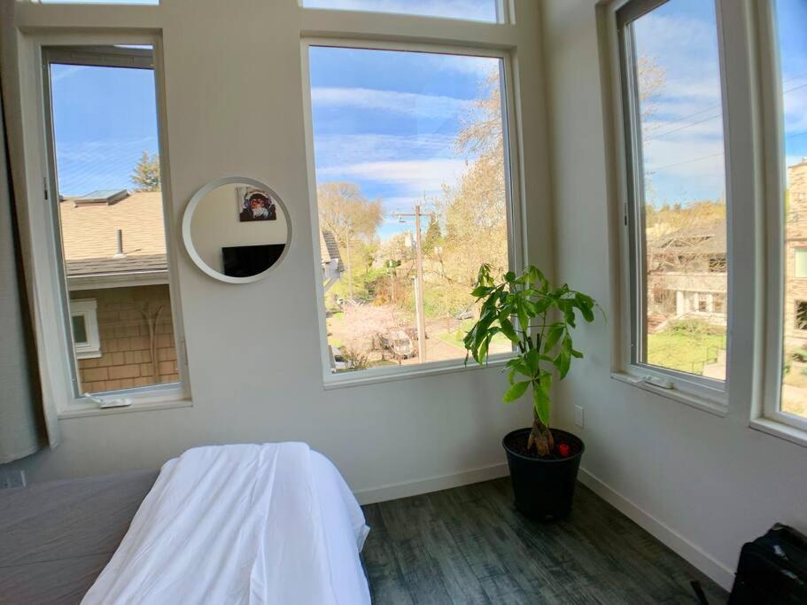Lofty Prime Cap Hill Area Mins To Downtown Apartment Seattle