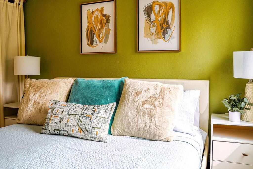 Colorful Downtown Condo, 2 Bedrooms, King Bed Holiday home