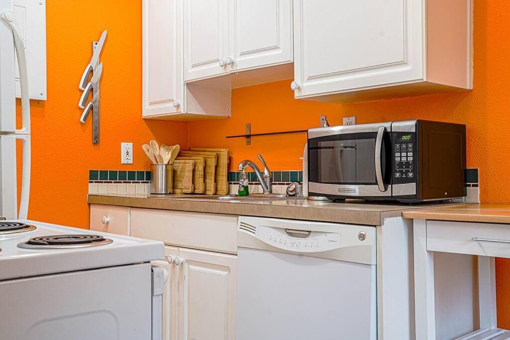 Holiday home Colorful Downtown Condo, 2 Bedrooms, King Bed *