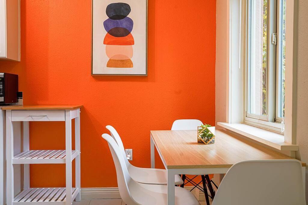 Colorful Downtown Condo, 2 Bedrooms, King Bed *