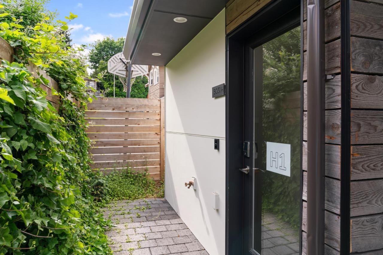 Modern Two Story Townhouse Near Light Rail Apartment *
