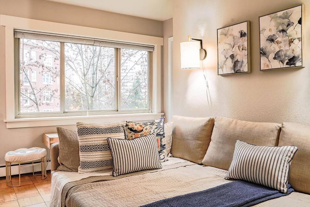 Holiday home Colorful Downtown Condo, 2 Bedrooms, King Bed