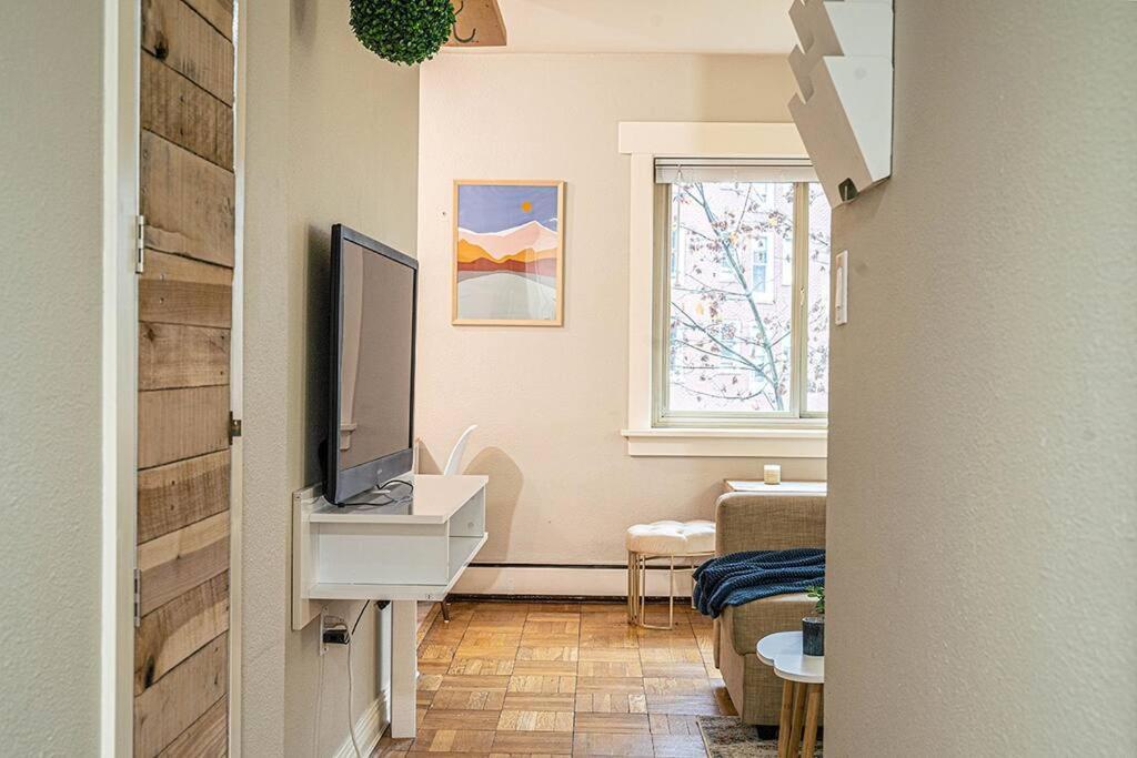 Colorful Downtown Condo, 2 Bedrooms, King Bed Holiday home