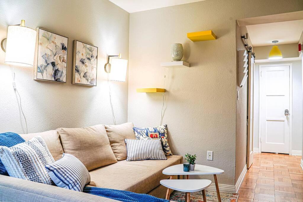Colorful Downtown Condo, 2 Bedrooms, King Bed * Seattle
