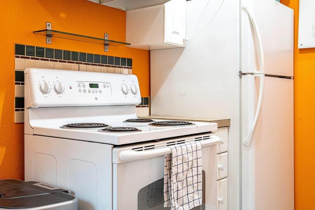 Colorful Downtown Condo, 2 Bedrooms, King Bed Holiday home