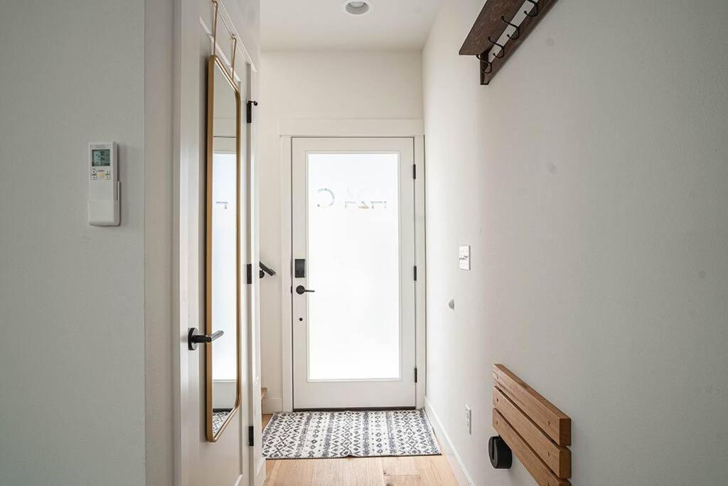 New Modern Nordic Style Home, View, Rooftop Deck Holiday home Seattle