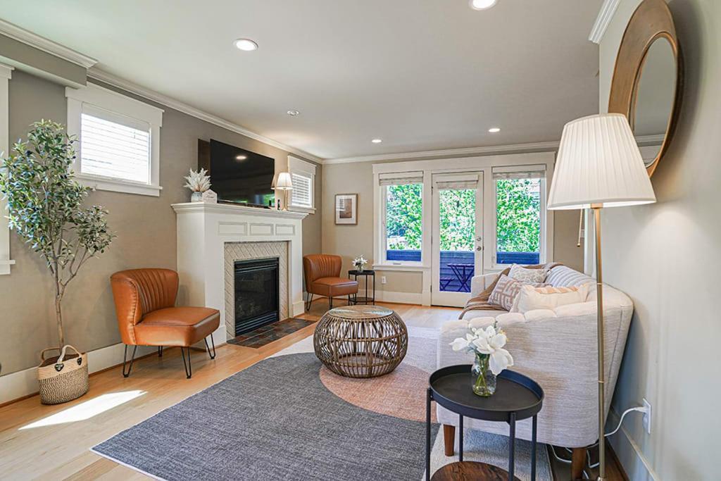 Exquisite Townhome With Spacious Loft And Gourmet Kitchen *