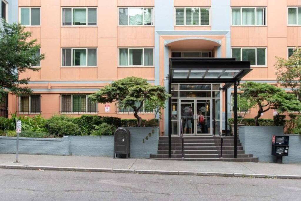 Colorful Downtown Condo, 2 Bedrooms, King Bed *
