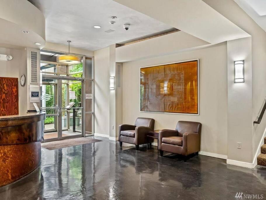Colorful Downtown Condo, 2 Bedrooms, King Bed * Seattle
