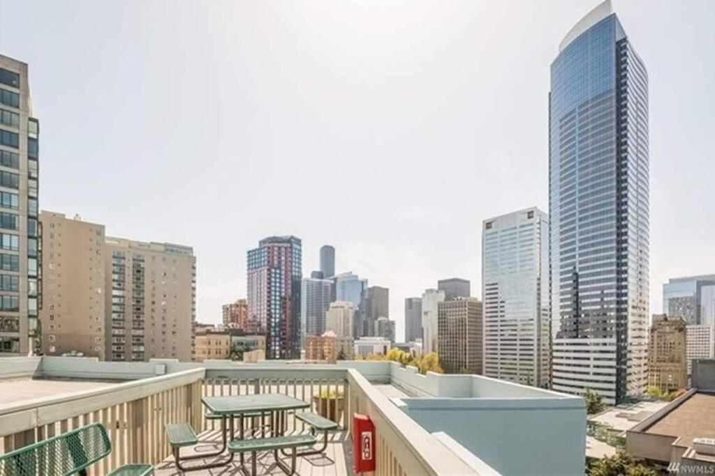 Colorful Downtown Condo, 2 Bedrooms, King Bed Holiday home *