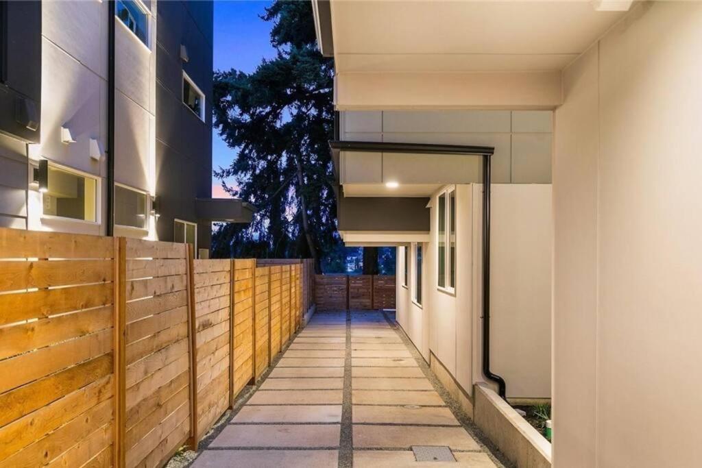 New Modern Nordic Style Home, View, Rooftop Deck Holiday home Seattle