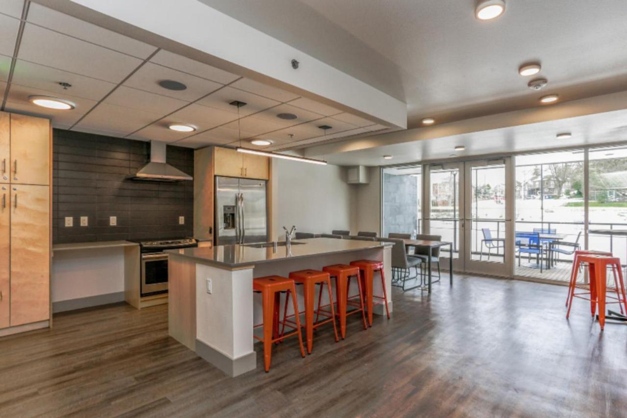 Columbia 2br W Wd Gym Nr Light Rail Sea-341 Apartment *