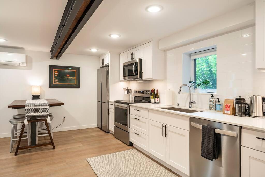 Modern, New & Industrial In Georgetown Holiday home *