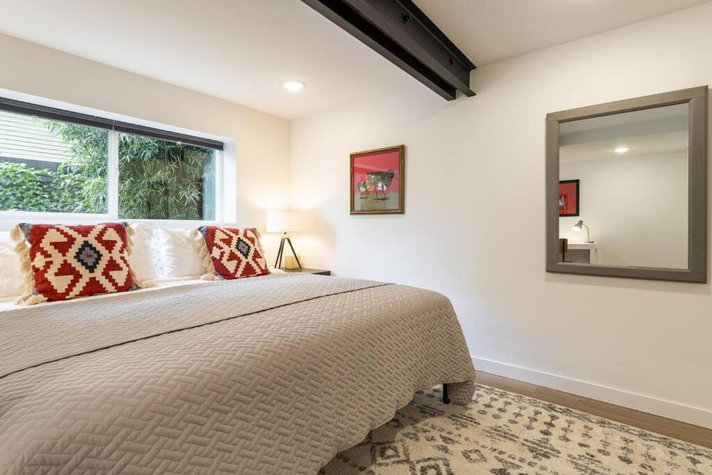 Modern, New & Industrial In Georgetown Holiday home