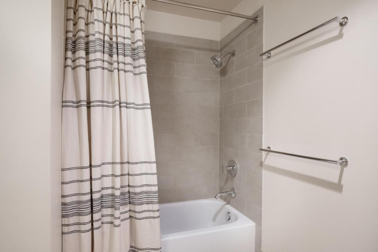 S Lake Union 1br W Wd Gym Walkable Area Sea-530 *