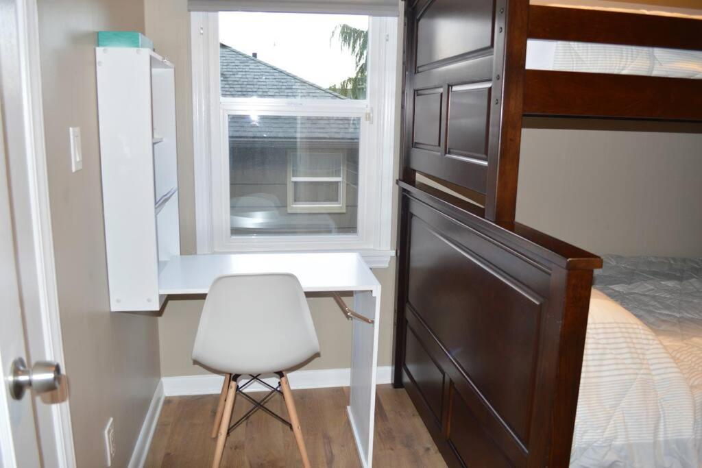 Apartment Cozy Crown Hill Carkeek W/3 Beds, Full Kitchen & Backyard In North