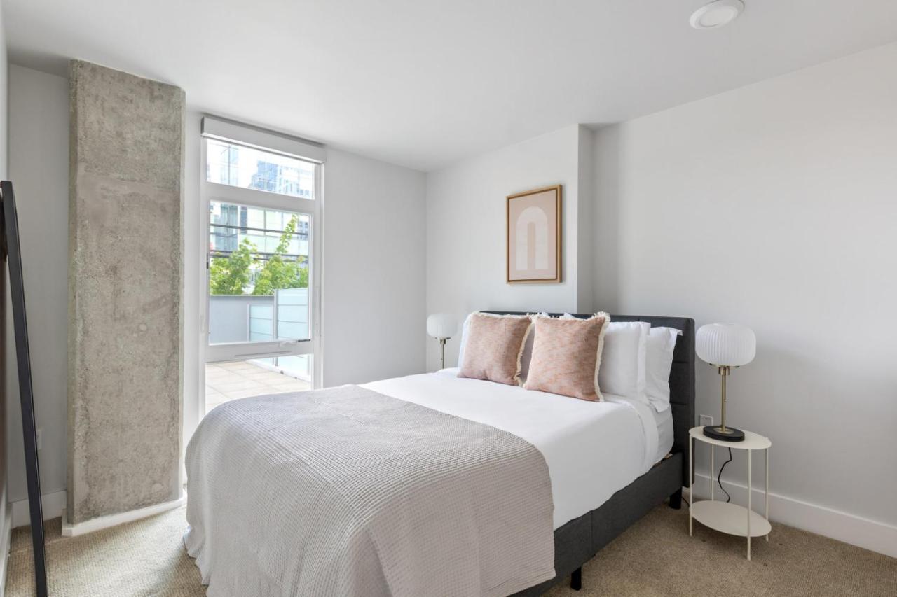 S Union 1br W Gym Wd Nr Denny Park Sea-367 Seattle