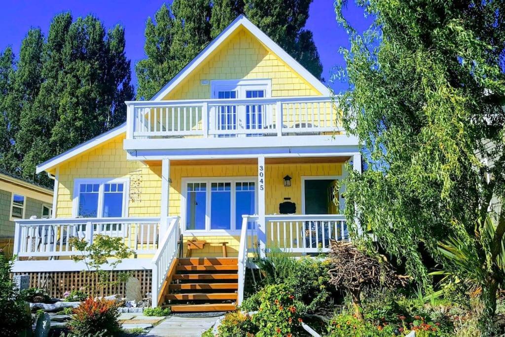 Guest house Upstairs Alki - -historic-1858