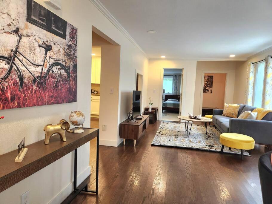 Apartment Cozy Contemporary 2br With Sofa Bed In The Office Seattle