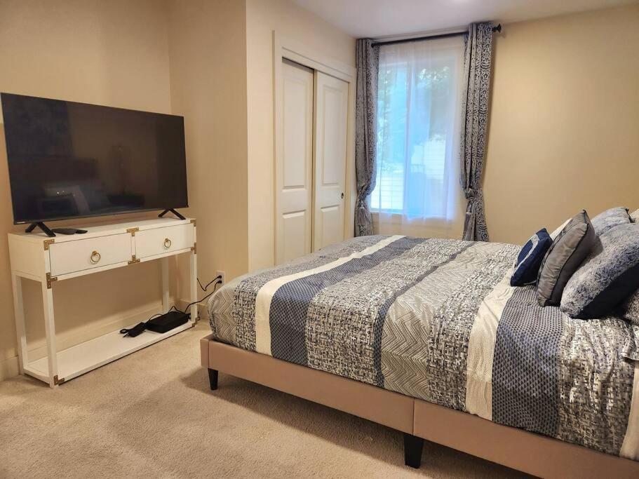 Apartment Cozy Contemporary 2br With Sofa Bed In The Office