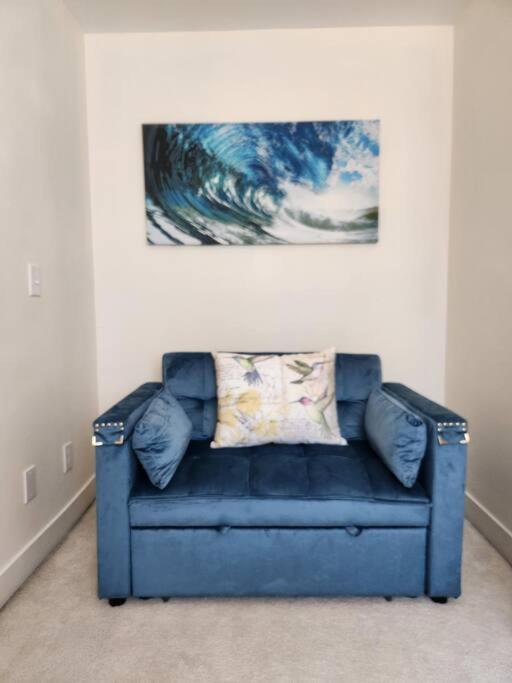 Apartment Cozy Contemporary 2br With Sofa Bed In The Office Seattle