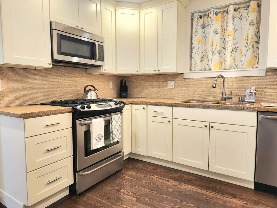 Cozy Contemporary 2br With Sofa Bed In The Office Apartment