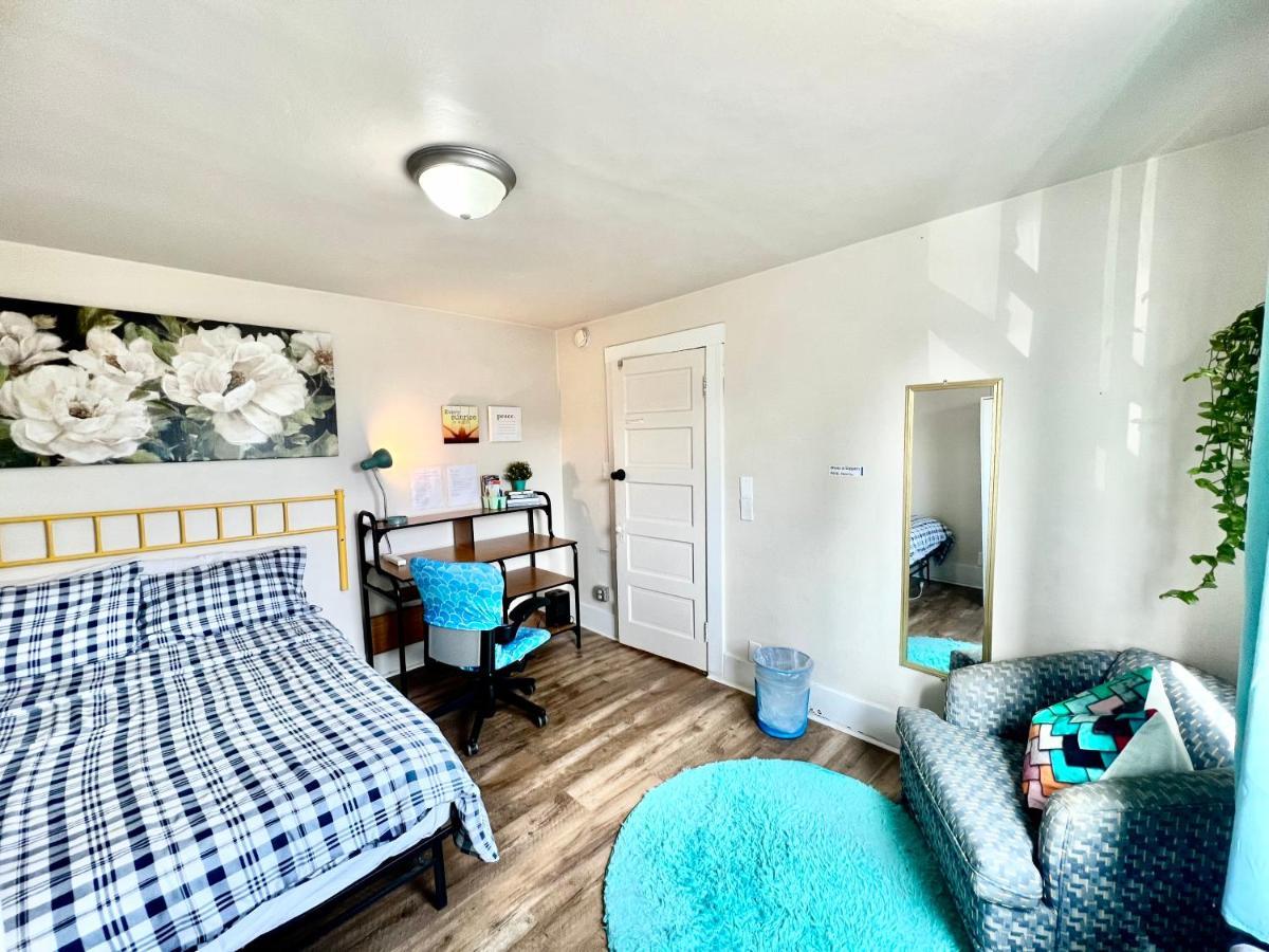 Airport Cozy Stay: Shared Comfort, Prime Location Seattle