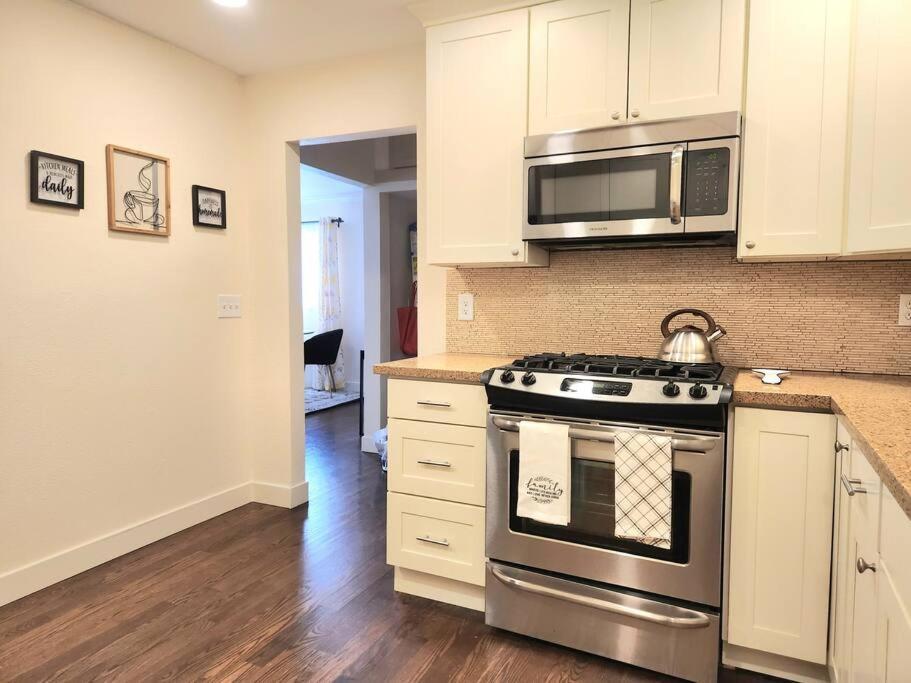 Cozy Contemporary 2br With Sofa Bed In The Office